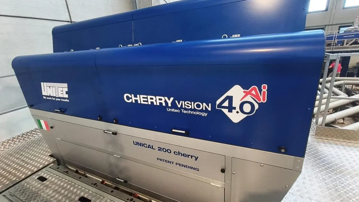 El selector Cherry Vision 4.0 Ai de UNITEC montado sobre una calibradora Unical 200 cherry