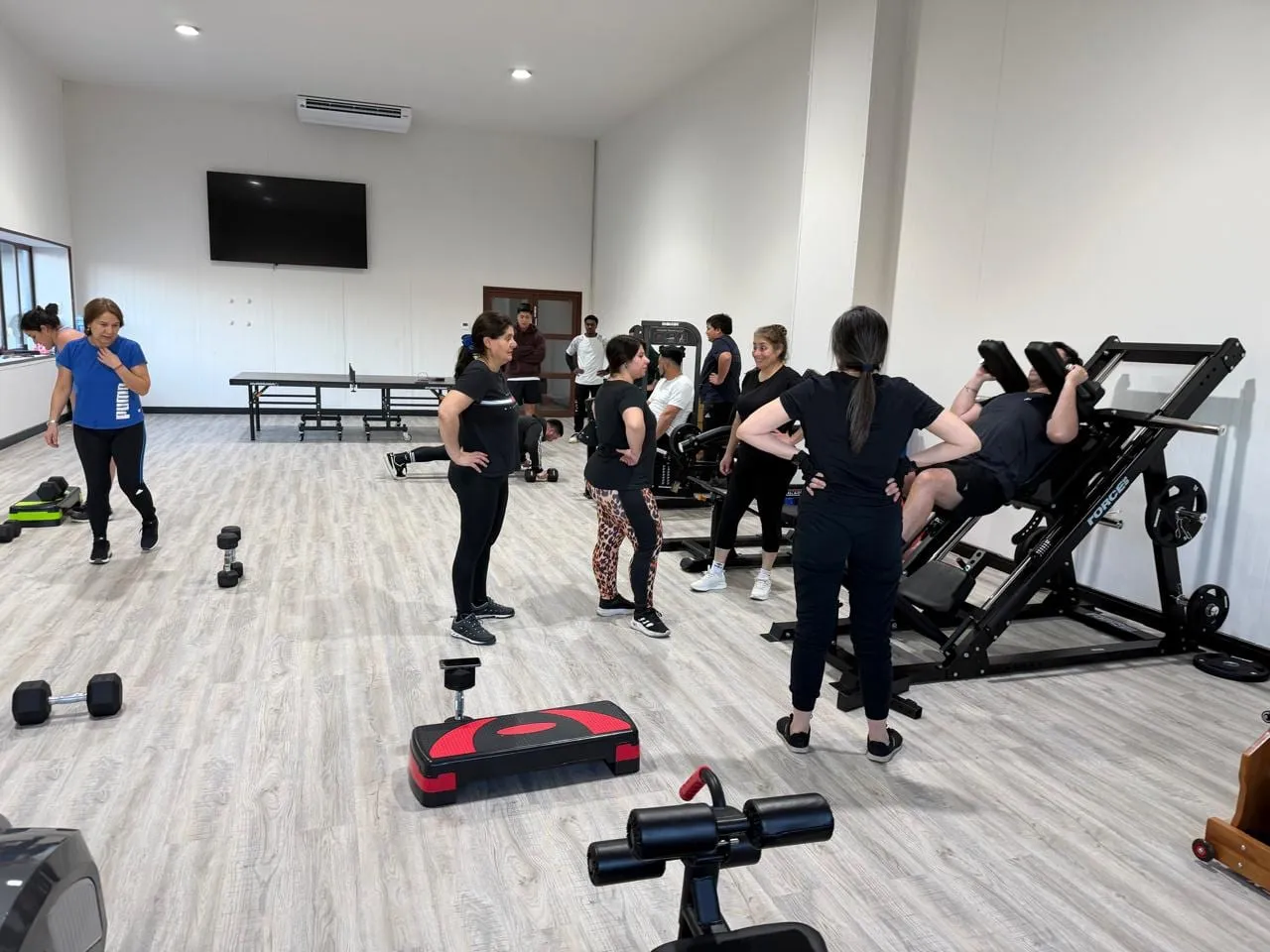 Parte del equipo de Huaquen Export entrenando en el gimnasio recién inaugurado
