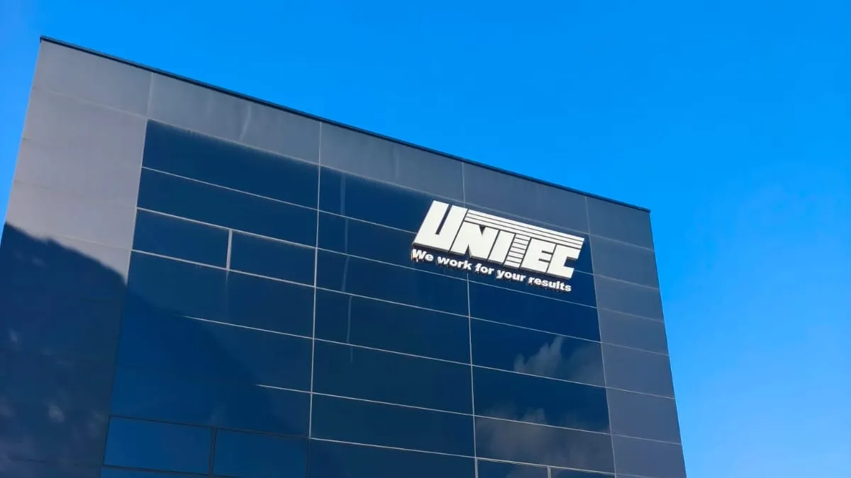 Fachada de las instalaciones de UNITEC bajo un cielo despejado