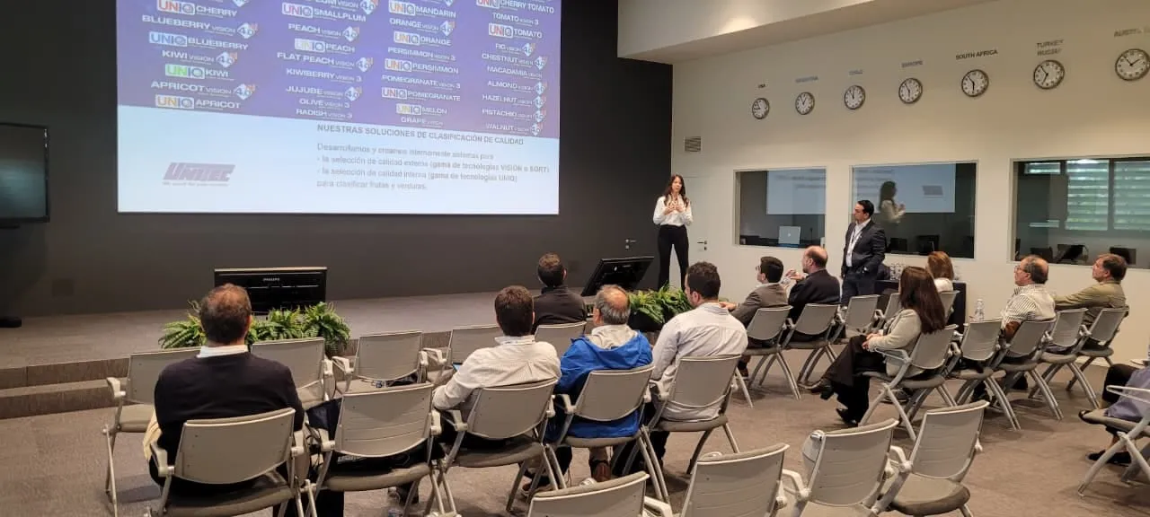 Presentación de UNITEC a la delegación chilena durante la visita a sus instalaciones