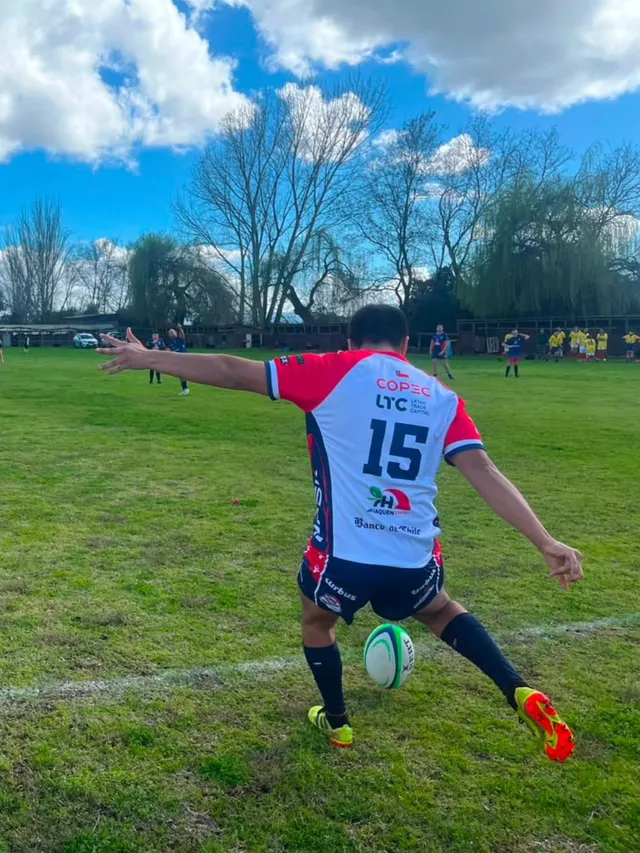 Jugador de Tarucas, con el logo de Huaquen Export en la camiseta, a punto de patear a los palos.