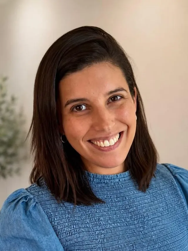 Retrato de Consuelo Godoy en un interior de tonos claros