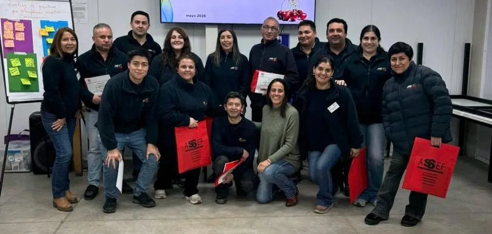 El equipo de Huaquen Export reunido en la sala de capacitación de la planta, al cierre de un taller de liderazgo y comunicación efectiva