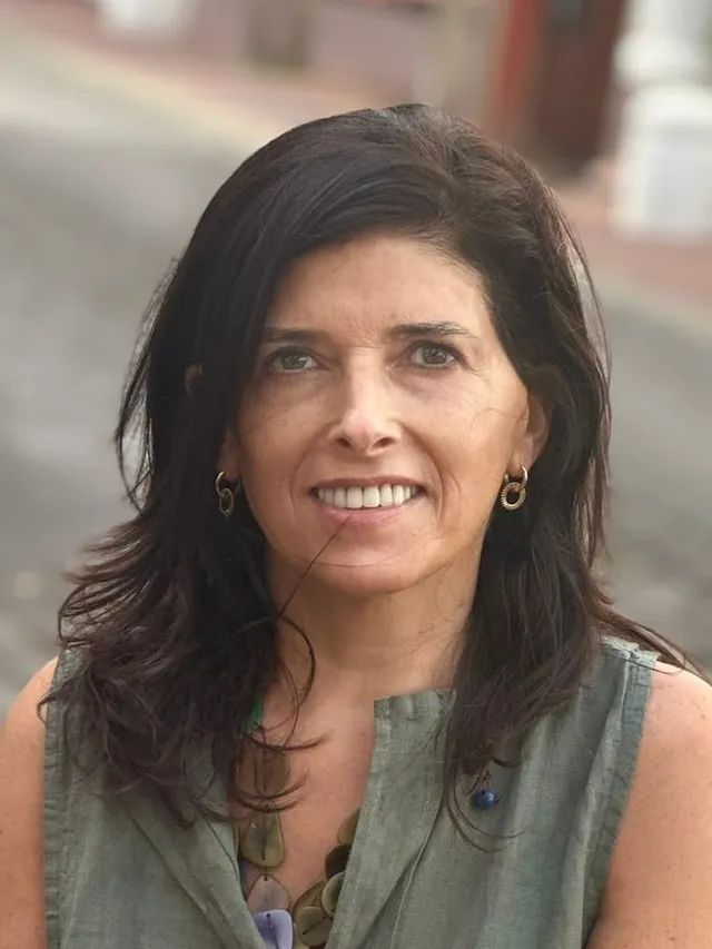 Retrato de María Angélica Franco en exteriores, con el fondo desenfocado
