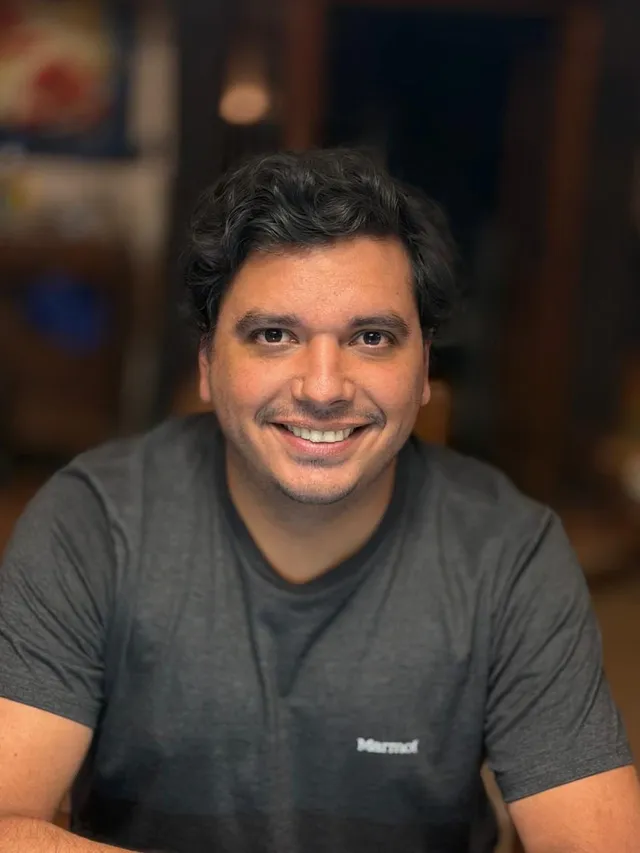 Retrato de Pablo Godoy Franco en un interior