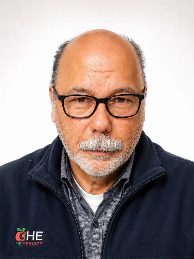 Retrato de estudio de Pablo Godoy sobre fondo claro, con la chaqueta corporativa de la empresa